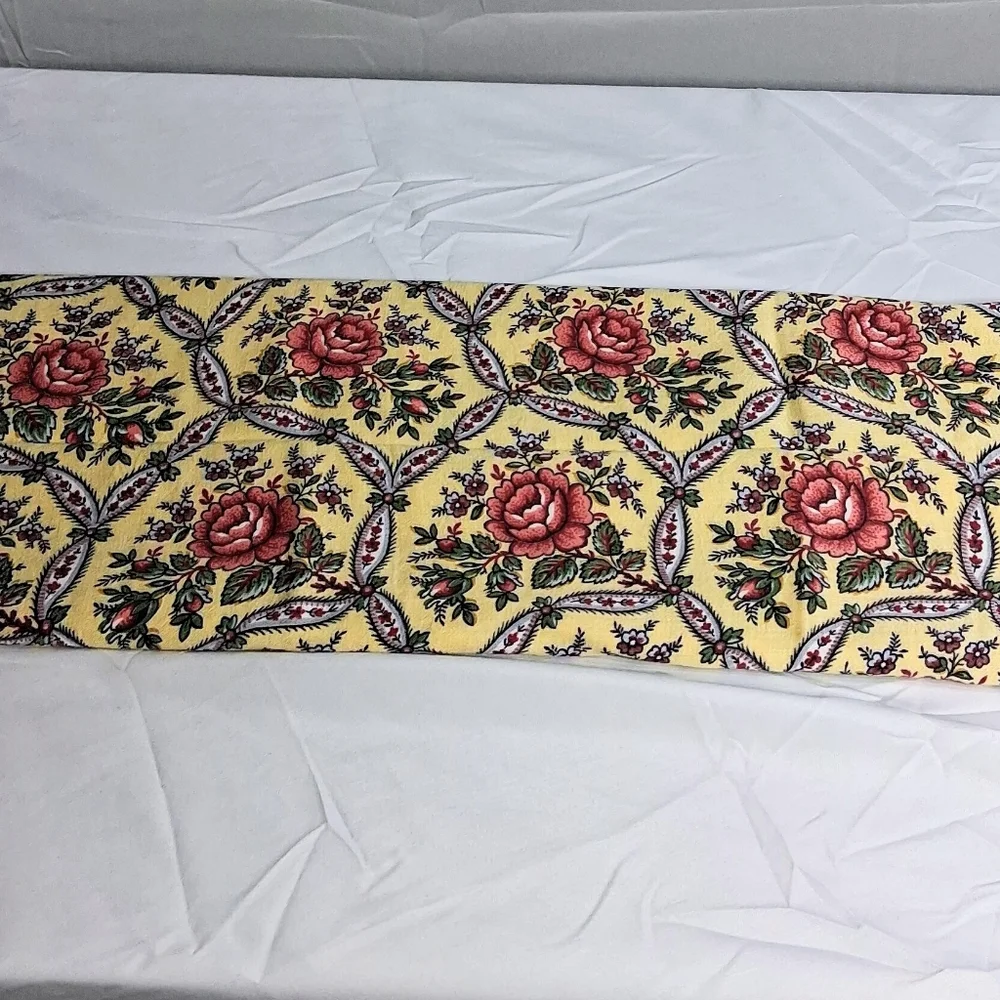 Set Of 2 Tablecloths Flannel Red And White 56x46 & Yellow Floral Cloth 88"x80" - Picture 9 of 14